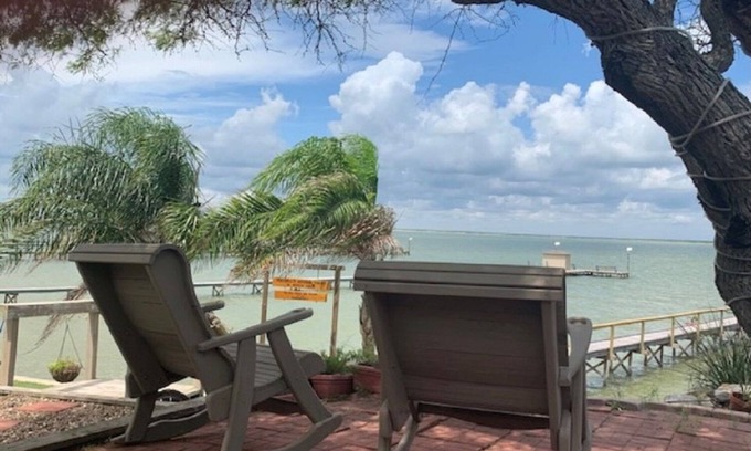 Loyola Beach Apartamento | MAXWELL 2BDRMBATH SUITE-OUTDOOR KITCHEN-PRIVATE LIGHTED PIER ON BAFFIN BAY