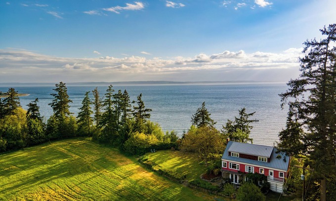 Clinton Casa | Maxwelton Aerie | Bluffside Retreat w/ Sweeping Puget Sound Views + Firepit