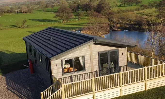 Fence Cabina | **MAY/JUNE discounts available in Luxury 3 bedroom, pet-friendly lodge.**