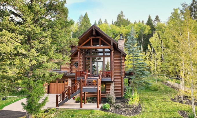 Victor Casa | Mayfly Cabin, Borders Targhee National Forest w/ New 8 Person Hot Tub