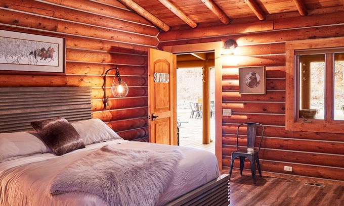 Grantsdale Cabina | Mayfly Cabin Room at TBMC