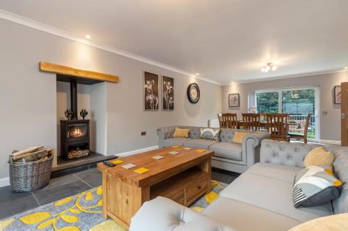Kilgetty Casa | Maynor - Large Luxury House, Log Burner, Central Location