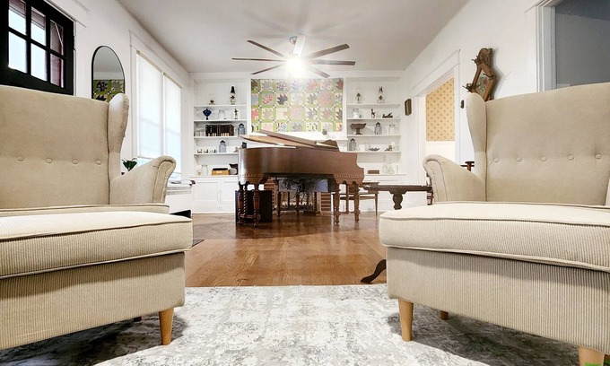 Williamstown Casa | Mayor's Family House Hot Tub, Piano & 2 Kitchens - 5 Minutes to Ark - Sleeps 16+