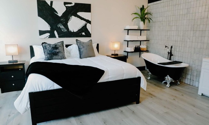 Aberdeen Apartamento | Mayor's Suite offers a cozy loft for rent with beautiful historical views