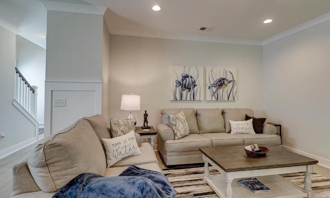 Hilton Head Casa | MBR King & 4 Queens Huge Living Room Covered Porch Bikes & Beach Gear included
