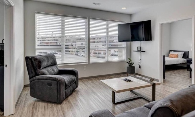 Maxwell Condominio | McBryde Dive Bar - 8 beds - 2 Miles to DT