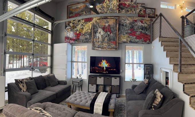 Rivers Crossing Casa | McCall Art House-5 minutes from Lake on 1.6+acres- Art/Hot Tub/Foosball/Arcades