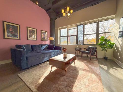 Near South Side Apartamento | McCormick Place Huge 2BR Cozy Loft Suite with Optional Parking Sleeps 8 Near Soldier Field and Grant Park