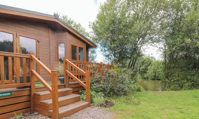 Broadwoodkelly Cabina | MCINTOSH LODGE, pet friendly, with a garden in Winkleigh