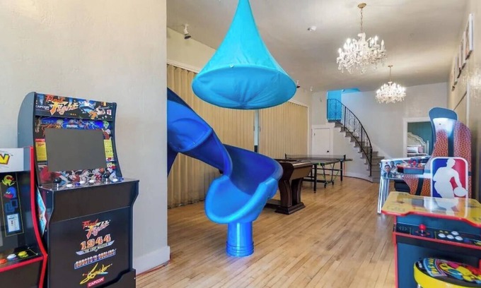Pocatello Casa | McKinley Mansion Half Building, sleeps 35, Gym, Arcade Room