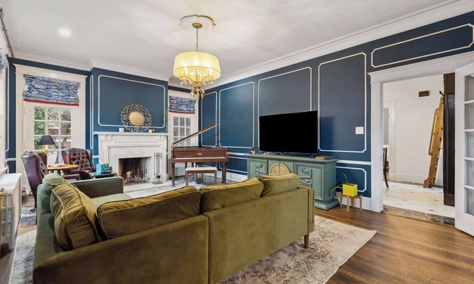 Evergreen Casa | McLean Manor w/ 2 Hot Tubs & Guest House