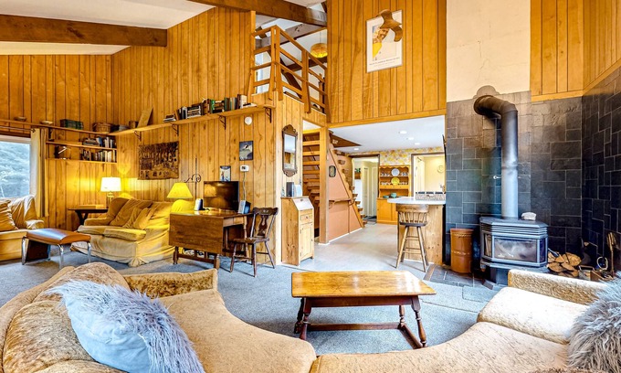 Franconia Casa | MCM hideaway with entertainer's deck, dog-friendly yard, Ping-Pong & WFH desks