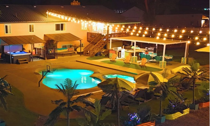 Post Falls Casa | MCM Themed, Sleeps 25, lounge, Swimming pool, pickleball, volleyball and a UFO