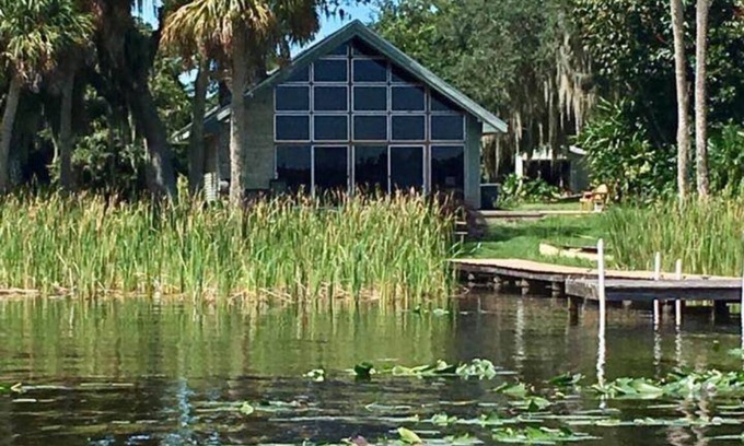 Fedhaven Casa | McRobinstone Lakehouse: perfecta escapada de mediados de siglo en el tranquilo lago Pierce