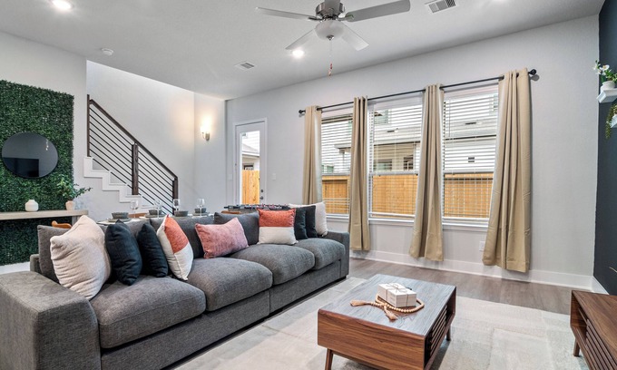 Central Southwest Casa | MDRN Antigua LXRY Home I Sleeps 10 I 8 min Frm NRG