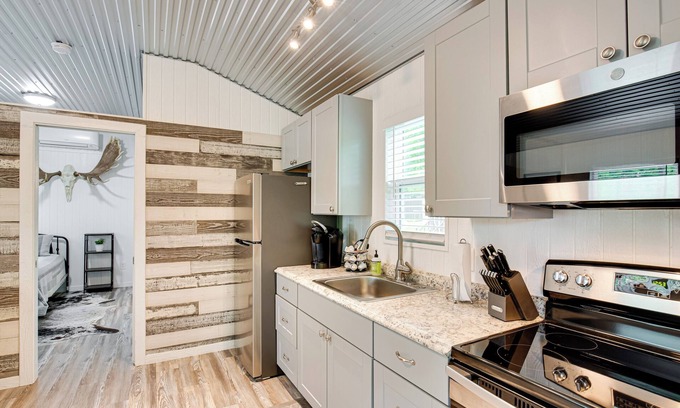Mead Cabina | Mead Cabin: 2 Blocks to Willow Springs Marina