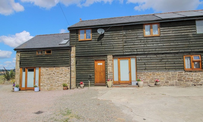 Craven Arms Casa | MEADOW BARN, character holiday cottage, with hot tub in Aston On Clun