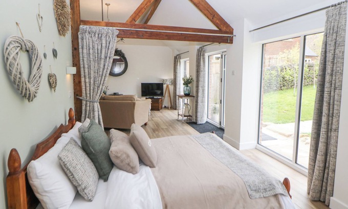Ambergate Cabaña | MEADOW BARN, romantic, character holiday cottage in Heage