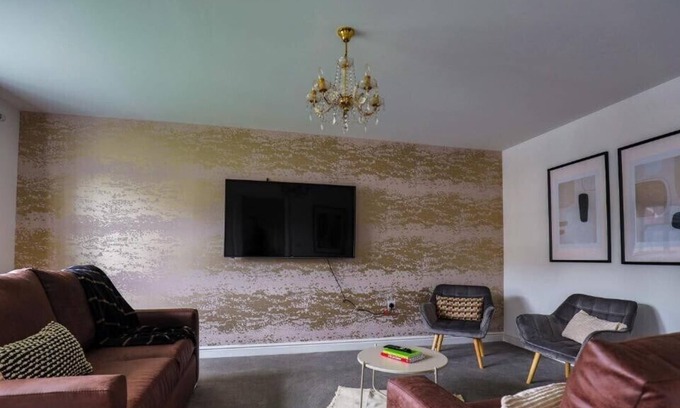 Coed-Y-Paen Casa | Meadow House by Tŷ SA