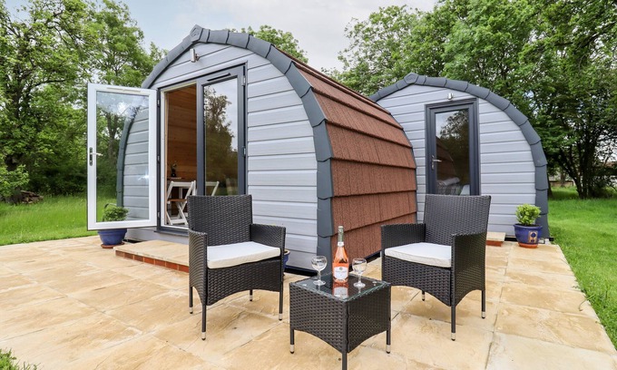 Blaisdon Cabaña | MEADOW LODGE @ BERRYS PLACE FARM, romantic in Churcham
