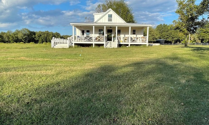 South Carolina Lakes & Blackwater Rivers Cabina | MEADOW LODGE @ Whisper Farm: Gorgeous Southern Lodge,100 Ac w Horses, dogs ok!