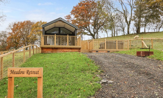 Llandrindod Wells Cabaña | MEADOW RETREAT, character holiday cottage, with hot tub in Rhayader