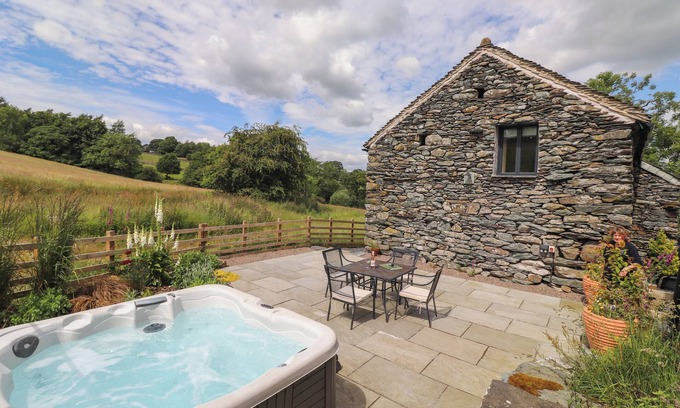 Penrith Cabaña | MEADOW SYKE BARN, pet friendly, with hot tub in Bampton, Cumbria