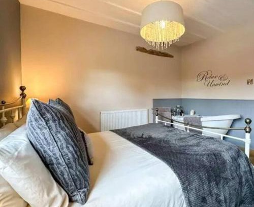 Dilhorne Casa | Meadow View Cottage - cosy, romantic & 20 mins from Alton Towers