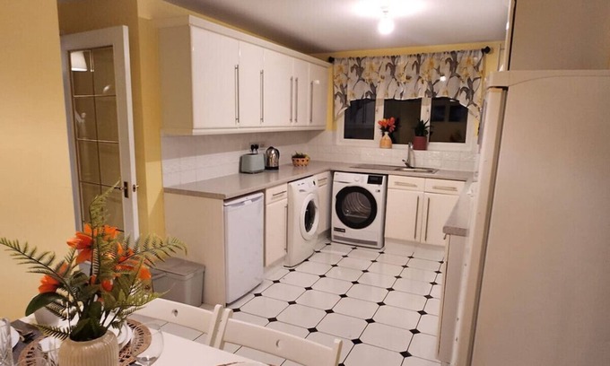 Bedford Casa | Meadow View- Long stay and short term stay