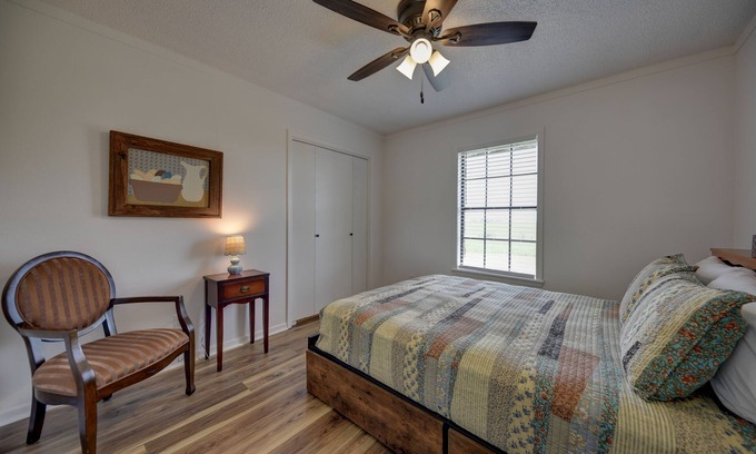 Fayetteville Otro | Meadow View Ranch House - A spacious 4-bedroom farmhouse in the Round Top area