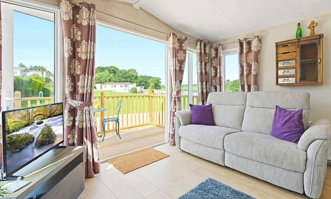 Newton Saint Cyres Chalet De Esquí | Meadow View Splash Retreat - Swimming Pool & Fishing Nearby