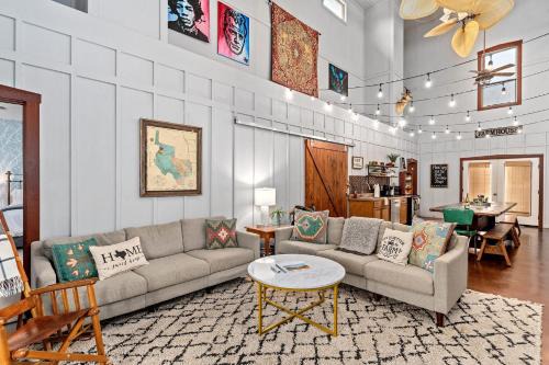 Fredericksburg Casa | Meadows Farmhouse - Hot Tub & 5 mins to Main