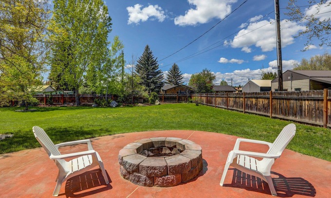 New Meadows Casa | Meadows Valley Retreat - Rustic charm, Huge fenced yard, walk to dining, bar, and coffee