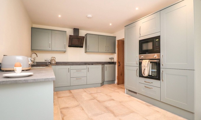 Wesham Cabaña | MEADOWSIDE BARN, pet friendly, character holiday cottage in Kirkham