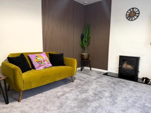 Insch Apartamento | Meadowside-Stylish Newly Renovated 2 bed property