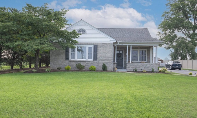 Bird In Hand Casa | Meadowview Cottage with Pool