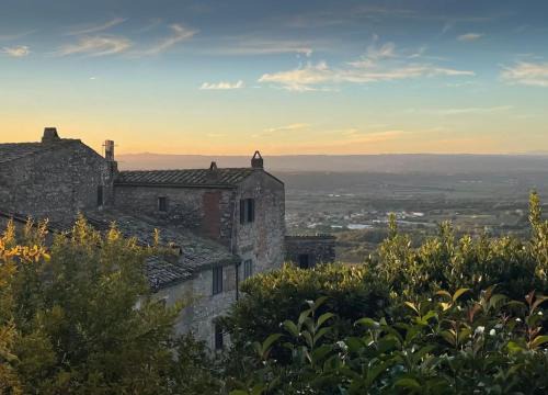 Giove Apartamento | Medieval Penthouse with Sunset Panoramic Views