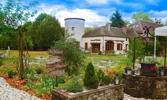 Pressigny-les Pins Otro | Medieval Templar estate weekend park