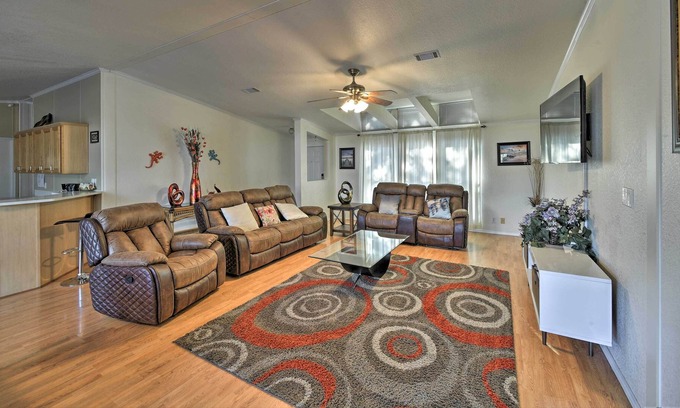 Lakehills Casa | Waterfront Lakehills Home w / Pvt Dock y vistas al lago
