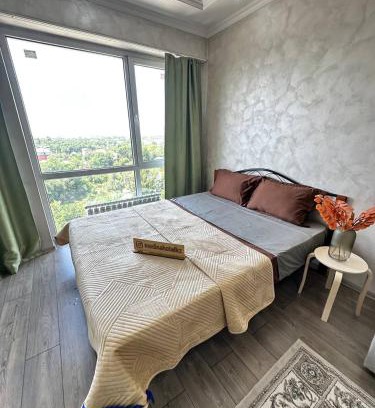 Almaty Apartamento | MEDINAHOTELKZ, #69, вид на горы и закат, до арбата 15 мин пешком, HALAL
