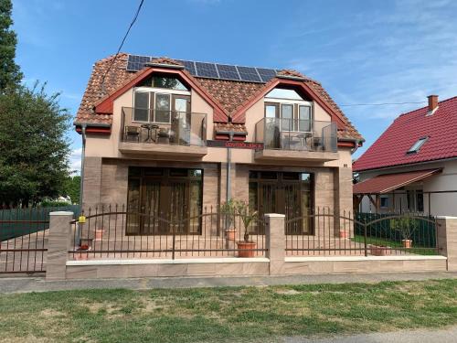 Szantod Apartamento | Mediterán Fedett Medencés Apartmanház