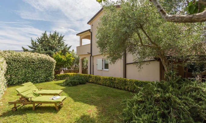 Vabriga Casa | Casa de vacaciones mediterránea con tumbonas, sombrilla, jardín privado, barbacoa, habitaciones con aire acondicionado