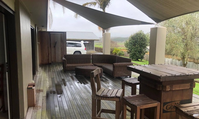 Waihi Beach Casa | Mediterranean-style home in cul-de-sac a few minutes walk to shops and beach.