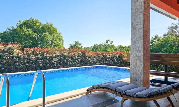 Karigador Casa | Casa de vacaciones mediterránea a 800 metros de la playa con piscina privada y apta para perros