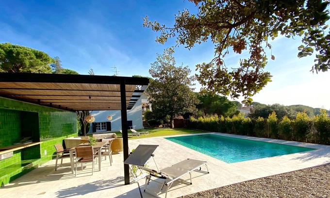 Cabrils Casa | Villa mediterránea con piscina decorada con estilo