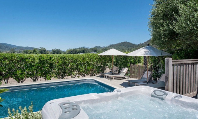 St. Helena Villa | Retiro de viñedos de estilo mediterráneo bellamente renovado