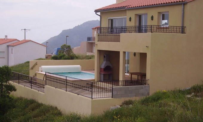 Cerbere Villa | Villa mediterránea con piscina y magníficas vistas al mar.