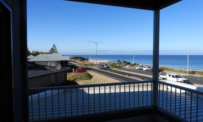 South Bunbury Casa | Medium term furnished Townhouse right on the beach