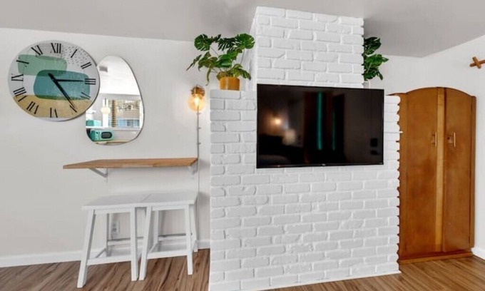 Reno Casa | Medium Term Studio/Washer&Dryer in unit/ 30+day