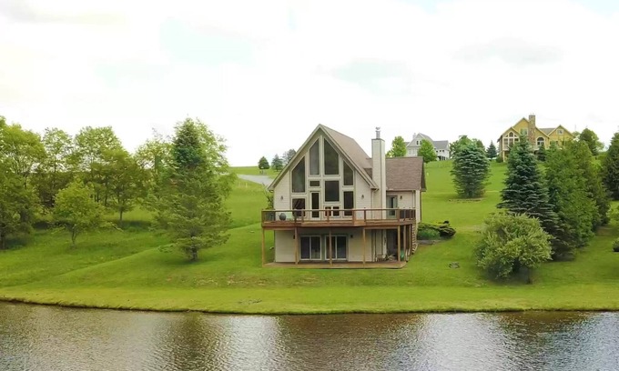 Davis Cabina | Meet Bessie, your upscale cabin at the lake.